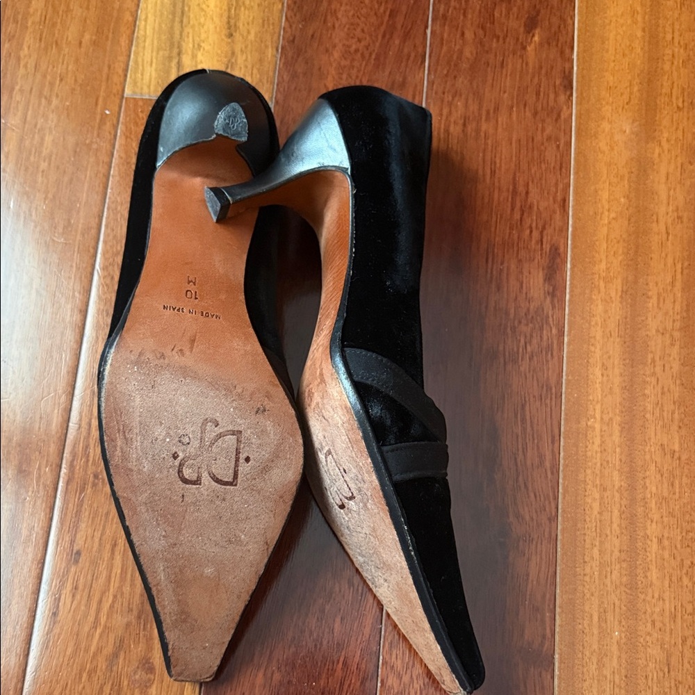 Beautiful and classy Donald J. Pliner Black Velvet Heels - Picture 4 of 5